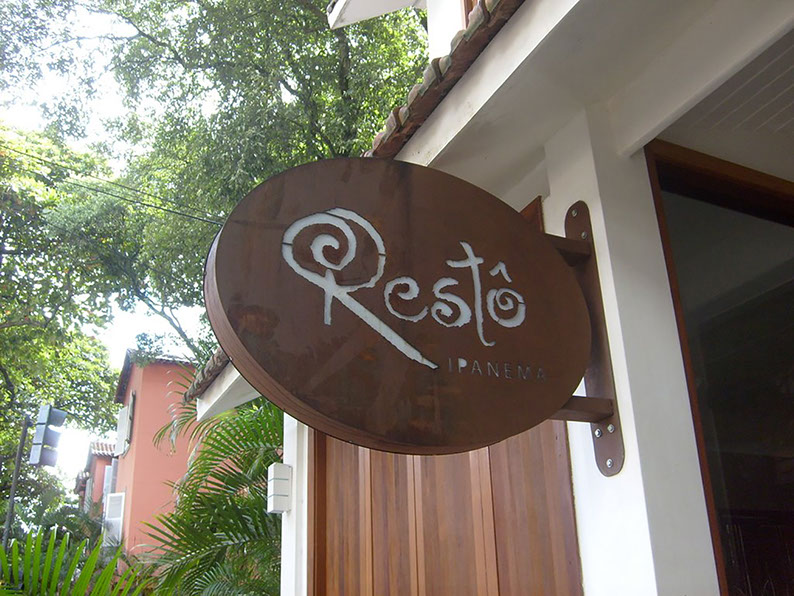Letreiro em aço corten do restaurante Restô Ipanema. Design de Fabiana Prado